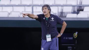 Soccer Football - La Liga Santander - Real Betis v Real Madrid - Estadio Benito Villamarin, Seville, Spain - September 26, 2020. Real Betis coach Manuel Pellegrini REUTERS/Marcelo Del Pozo