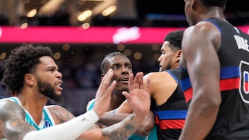 Moussa Diabatéy Miles Bridges, de Charlotte Hornets. fueron expulsados tras la pelea con los jugadores de Detroit Pistons Jalen Duren e Isaiah Stewart.