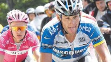 <b>ENGAÑOSO. </b>Aunque se le ve con la lengua fuera, según sus rivales, Armstrong subió fácil el Mont Ventoux. Tras él, Vinokourov.