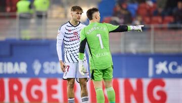 Ramón Juan dialoga con Pablo Ramón durante el choque en Eibar.