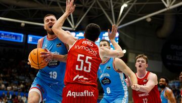 LUGO, 02/01/2025.- El base croata del Río Breogán Lugo Dominik Mavra (i) entra a canasta defendido por Pérez, del Baxi Manresa, durante el partido de la Liga Endesa ACB disputado este jueves en el Pazo Provincial dos Deportes de Lugo. EFE/Eliseo Trigo