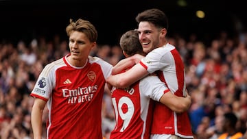 London (United Kingdom), 04/05/2024.- Leandro Trossard of Arsenal (C) celebrates after scoring 2-0 goal with Martin Odegaard (L) and Declan Rice (R) during the English Premier League soccer match of Arsenal FC against AFC Bournemouth, in London, Britain, 04 May 2024. (Reino Unido, Londres) EFE/EPA/TOLGA AKMEN EDITORIAL USE ONLY. No use with unauthorized audio, video, data, fixture lists, club/league logos, 'live' services or NFTs. Online in-match use limited to 120 images, no video emulation. No use in betting, games or single club/league/player publications.
