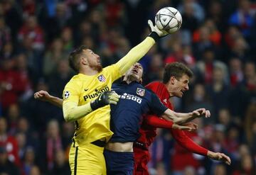 Oblak se hace con el balón ante Müller.