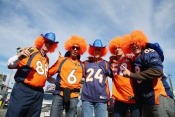 El colorido de las aficiones comienza inundar la ciudad, la afición de Broncos ataca primero y los aledaños del estadio se llenan de naranja.