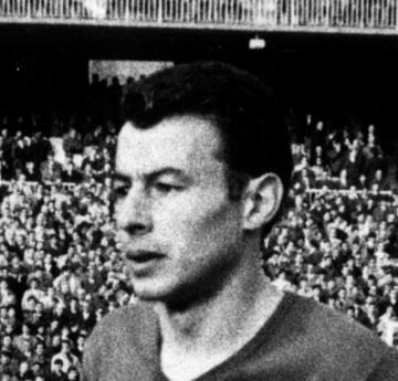 Jugó una temporada en el Barcelona (1961-62) y otra en el Mallorca (1962-63).