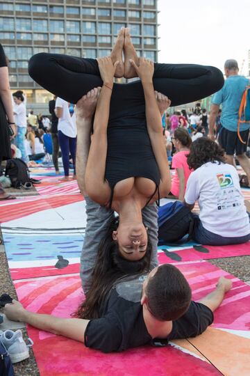 La celebración del Día Internacional del Yoga en imágenes