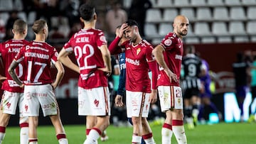 Los jugadores del Real Murcia, tras caer en el derbi.