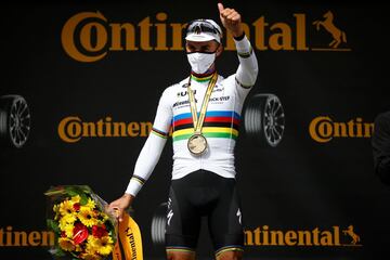 Julian Alaphilippe conquistó la etapa y se enfundó el primer maillot amarillo. Etapa marcada por dos terribles caídas masivas.