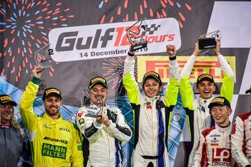 El piloto se reencontr車 con la victoria fuera de MotoGP, fue en las 12 Horas de Abu Dabi al volante de un Ferrari 488 GT3 del equipo suizo Kessel Racing.