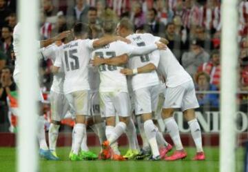 Los jugadores del Real Madrid celebrando el gol de Benzemá