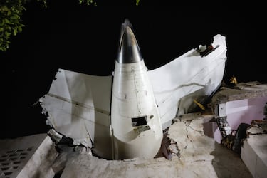 Una vista muestra los restos de la sección de cola de un avión de Air India, con destino al aeropuerto de Gatwick de Londres, que se estrelló durante el despegue desde un aeropuerto en Ahmedabad, India.