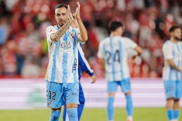 Primer plano de Manu Molina saludando a los aficionados en Granada.