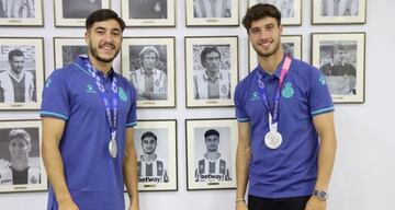 Óscar Gil y Puado, en la galería de internacionales del Espanyol y con la medalla de plata de los Juegos de Tokio.