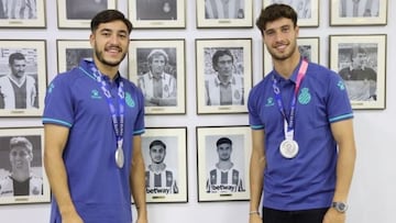 Óscar Gil y Puado, en la galería de internacionales del Espanyol y con la medalla de plata de los Juegos de Tokio.