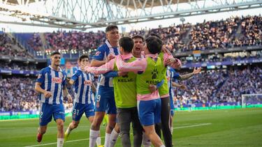 Los jugadores del Espanyol celebran el tanto de penalti de Puado.