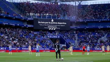 No juega el equipo perico. Plante histórico. El portero del Espanyol tiene el balón en la frontal del área y el Almería decide respetar la decisión de los locales.