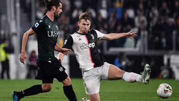 De Ligt saca un bal&oacute;n ante Andrea Poli durante el Juventus-Bolonia de la Serie A en el Juventus Stadium. 