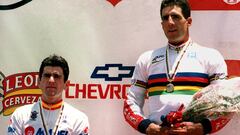 Miguel Indurain y Abraham Olano posan en el podio como medalla de oro y plata contrarreloj en los Mundiales de Ciclismo en Ruta de Duitama 1995.