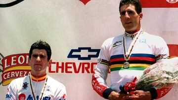 Miguel Indurain y Abraham Olano posan en el podio como medalla de oro y plata contrarreloj en los Mundiales de Ciclismo en Ruta de Duitama 1995.