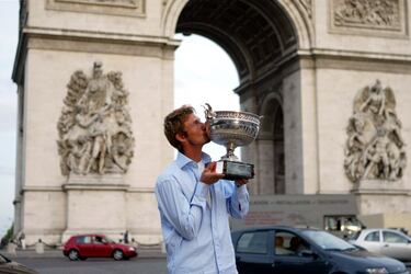 Juan Carlos Ferrero (Ontinyent, 40 años) le dio la razón a Costa y ganó Roland Garros en 2003, año en el que fue número uno. El valenciano eliminó a Kratochvil, Massú, Henman, Mantilla, González y al propio Costa, antes de ganar en la final al sorprendente Verkerk, un holandés que no era cabeza de serie y que había apeado antes a Moyá. Ferrero, en gran momento de forma, no dio opción a más sorpresas y ganó con autoridad por 6-1, 6-3 y 6-2. “Éste es el torneo que siempre quise ganar y ahora lo tengo en el bolsillo”, dijo Juan Carlos.