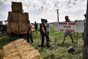 Duras protestas de los agricultores franceses durante la decimosexta etapa de la ronda francesa entre las localidades de Carcasona y Bagnères-de-Luchon.