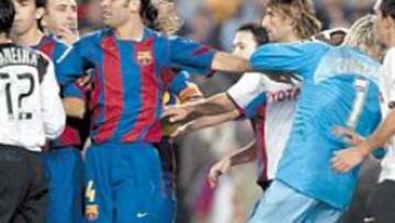 <b>TANGANA. </b>Los jugadores del Barcelona y del Valencia se enzarzaron en una discusión tras el penalti transformado por Ronaldinho.