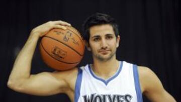 El base español Ricky Rubio posa para la sesión fotográfica de los Timberwolves.