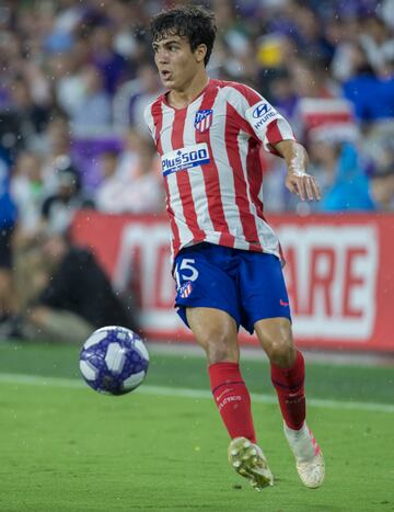 Jugó una temporada y media con el primer equipo del Atlético de Madrid entre 2019 y 2021. Vistió la camiseta de Osasuna desde enero de de 2021 hasta junio de 2023.