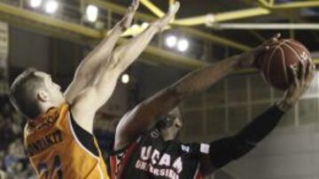 El pívot estadounidense del UCAM Murcia Marcus Lewis intenta anotar ante el escolta del Fuenlabrada Jon Cortaberría durante el partido correspondiente a la decimoséptima jornada de Liga ACB disputado hoy en el Polideportivo Fernando Martín de Fuenlabrada.