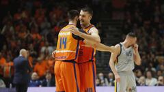 Tobey y Dubljevic se abrazan durante el partido del Khimki.