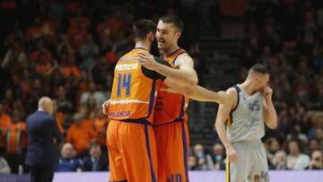 Tobey y Dubljevic se abrazan durante el partido del Khimki.