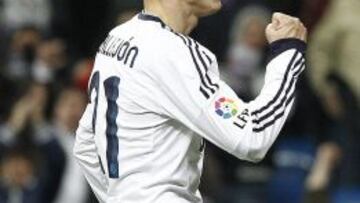 El delantero del Real Madrid Jos&eacute; Callej&oacute;n celebra uno de sus goles durante el encuentro, correspondiente a la vuelta de los dieciseisavos de final de la Copa del Rey, que disputan Real Madrid y Alcoyano esta noche en el estadio Santiago Bernab&eacute;u, en Madrid. 