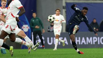 Leipzig (Germany), 10/12/2024.- Jhon Duran (R) of Villa scores his team's second goal during the UEFA Champions League match between RB Leipzig and Aston Villa in Leipzig, Germany, 10 December 2024. (Liga de Campeones, Alemania) EFE/EPA/FILIP SINGER