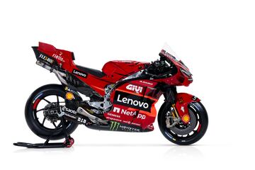 Ducati ha presentado en Madonna di Campiglio a sus equipos de MotoGP y Superbike para la temporada 2023. Los detalles de la Desmosedici son un propulsor 4 tiempos V4 a 90?, refrigeraci¨®n por l¨ªquido, distribuci¨®n desmodr¨®mica con doble ¨¢rbol de levas en cabeza y 4 v¨¢lvulas por cilindro.
