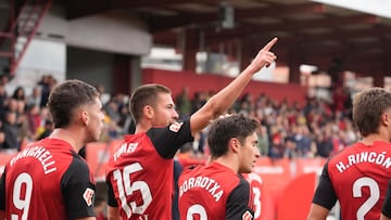 Tomeo celebra su primer gol con el Mirandés esta temporada.