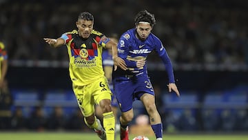 Jonathan Dos Santos (L) of America fights for the ball with Jordan Carrillo (R) of Pumas during the 12th round match between Pumas UNAM and America as part of the Liga BBVA MX Varonil, Torneo Clausura 2026 at Olimpico Universitario Stadium, on March 21, 2026 in Mexico City, Mexico.