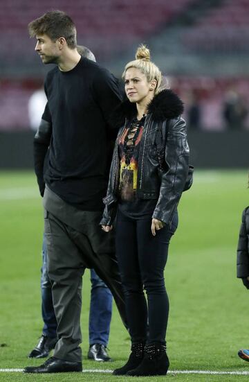 Gerard Piqué y Shakira en el terreno de juego tras el partido de vuelta de octavos de final de la Liga de Campeones ante el Paris Saint Germain disputado en el Camp Nou.