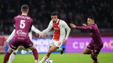 Los jugadores del Ajax y A. G. Eagles disputan un balón.