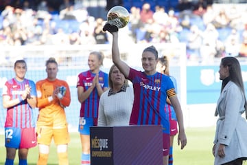 Estrella del momento en el fútbol femenino mundial, Alexia Putellas (27 años, Mollet del Vallès, Barcelona) acaparará gran parte de los focos en este Real Madrid-Barça. La centrocampista y capitana del equipo azulgrana brilla por encima de todas sus compañeras y rivales al son de un maravilloso fútbol que le ha llevado a ganar hace apenas unas semanas el Balón de Oro femenino, segundo en la historia del fútbol español. El prestigioso galardón premia su gran año, en el que lo ha ganado casi todo con el Barça. Con una gran visión de juego, un increíble golpeo de balón y una calidad innata, Alexia suma 9 goles y 9 asistencias en este inicio liguero y será uno de los grandes peligros a los que se enfrentará el Real Madrid este domingo.