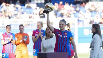 Estrella del momento en el fútbol femenino mundial, Alexia Putellas (27 años, Mollet del Vallès, Barcelona) acaparará gran parte de los focos en este Real Madrid-Barça. La centrocampista y capitana del equipo azulgrana brilla por encima de todas sus compañeras y rivales al son de un maravilloso fútbol que le ha llevado a ganar hace apenas unas semanas el Balón de Oro femenino, segundo en la historia del fútbol español. El prestigioso galardón premia su gran año, en el que lo ha ganado casi todo con el Barça. Con una gran visión de juego, un increíble golpeo de balón y una calidad innata, Alexia suma 9 goles y 9 asistencias en este inicio liguero y será uno de los grandes peligros a los que se enfrentará el Real Madrid este domingo.