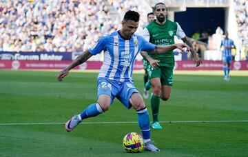 Rubén Castro controla un balón. Detrás, Marc Mateu.