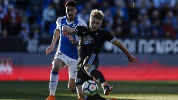Daniel Wass remata con la pierna izquierda durante el partido entre el Leganés y el Celta.