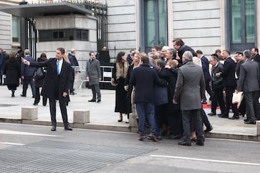 Varios parlamentarios del PP se toman una fotografía durante el acto de izado solemne de la Bandera Nacional con motivo del Día de la Constitución, en el Congreso de los Diputados.