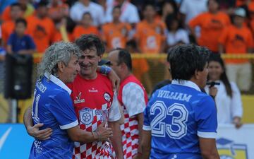 Ambos fueron los protagonistas de un partido organizado por ESPN en El Salvador para celebrar el 60 aniversario del excadista Mágico. Se midieron en el Mundial de España de 1982 en Alicante.