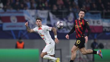 Manchester City's English midfielder Jack Grealish (R) and Leipzig's Hungarian midfielder Dominik Szoboszlai vie for the ball during the UEFA Champions League round of 16, first-leg football match between RB Leipzig and Manchester City in Leipzig, eastern Germany on February 22, 2023. (Photo by Ronny HARTMANN / AFP)