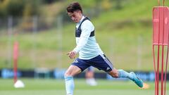 El argentino Franco Cervi se dispone a golpear el bal&oacute;n durante un entrenamiento del Celta. 