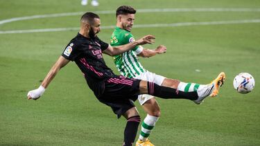 Benzema, en un lance con Mandi durante el Betis-Real Madrid del sábado en el Villamarín. El francés fue un incordio constante.