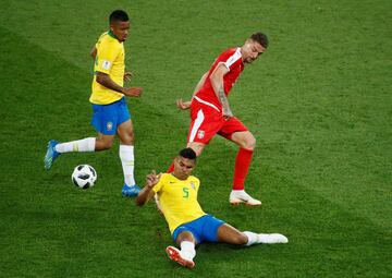 Sergej Milinkovic Savic con Casemiro y Gabriel Jesús.