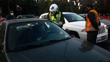 

Santiago, 4 de Mayo de 2020
Autoridades de transporte , realizan control de la restricción vehicular permanente que comienza este lunes, medida que se enmarca en el Plan de Descontaminación de la Región Metropolitana.

Javier Salvo/ Aton Chile