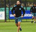 Mena vuelve a entrenar en Racing y se aleja de la U